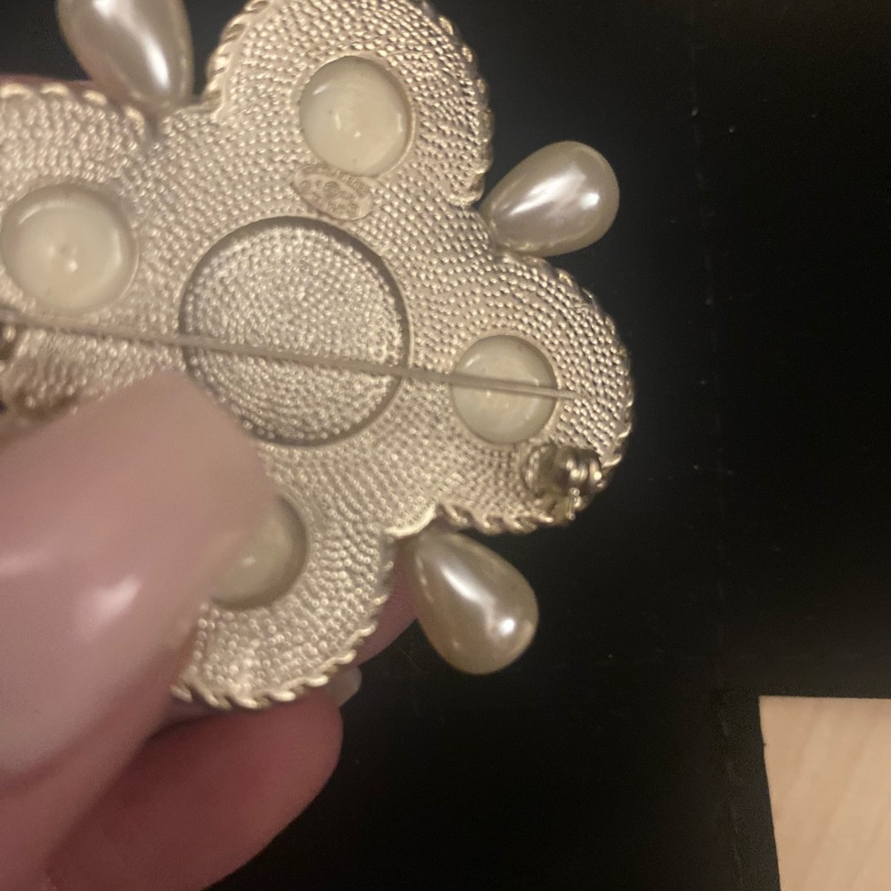 Vintage CHANEL 2018 Autumn Faux Pearl & Resin CC Logo Brooch Pin - Picture 5 of 13